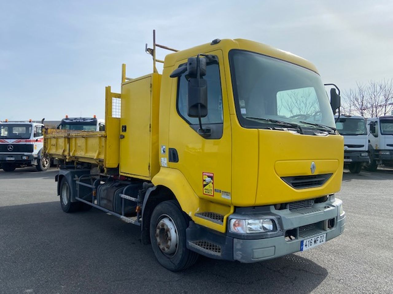 Renault vi MIDLUM 210 4x2 benne Henri Vaissière